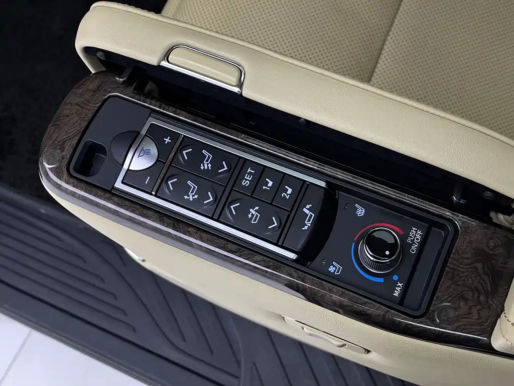 Toyota Alphard — миниатюра 10