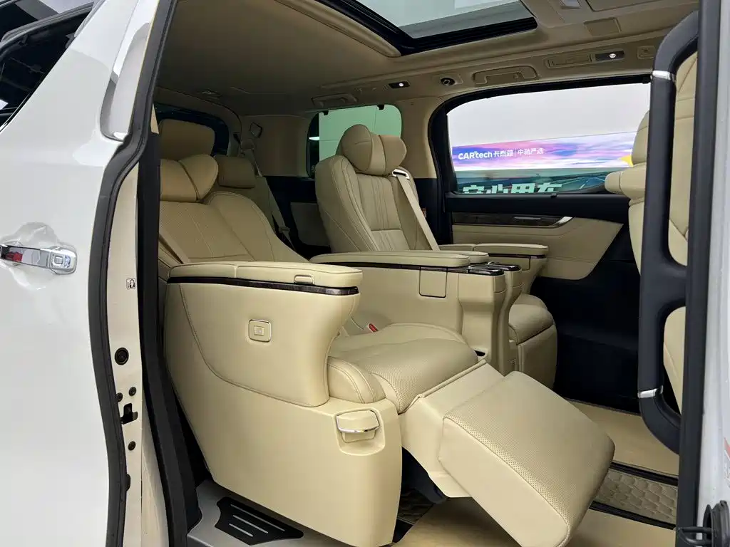Toyota Alphard — миниатюра 33