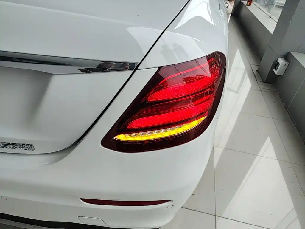 Mercedes-Benz E-Class — миниатюра 8
