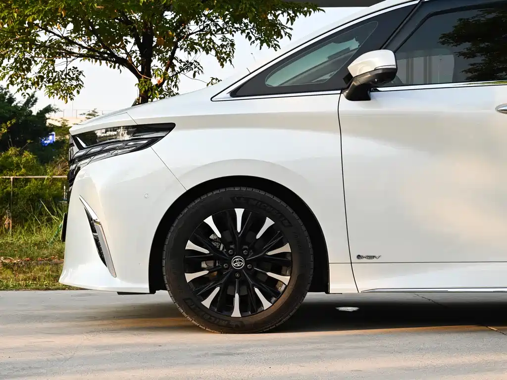Toyota Alphard — миниатюра 3