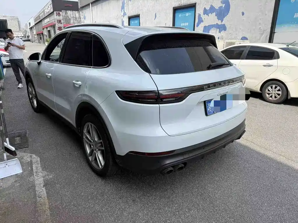 Porsche Cayenne — миниатюра 6