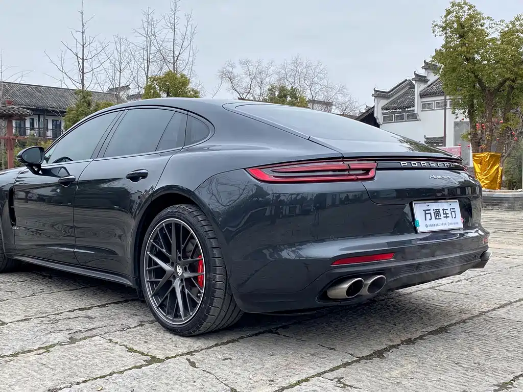 PORSCHE PANAMERA