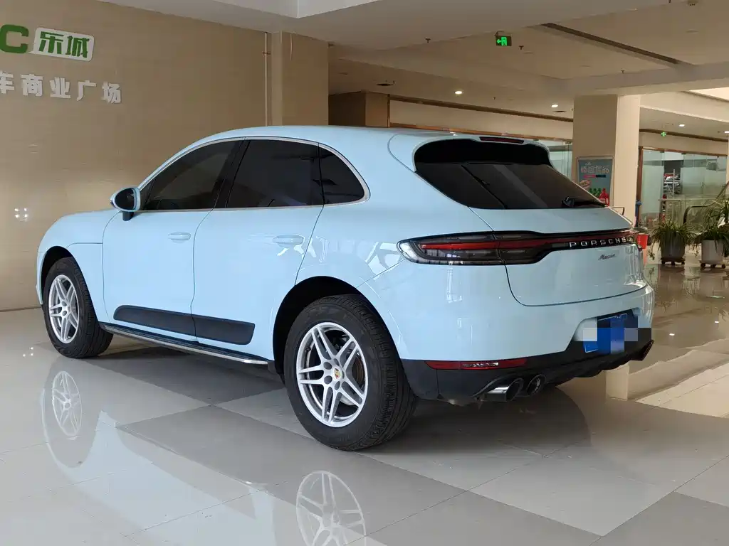 PORSCHE MACAN