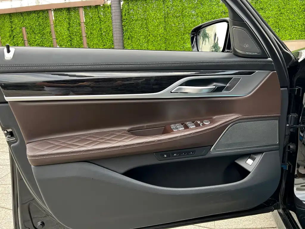 BMW 7 Series — миниатюра 24