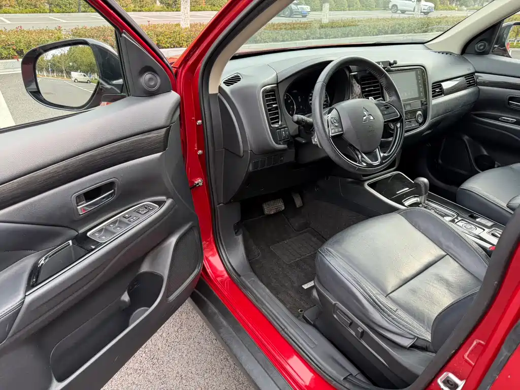 MITSUBISHI OUTLANDER