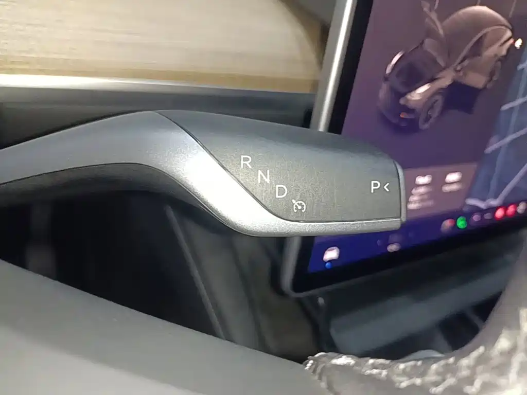 Tesla Model Y — миниатюра 14