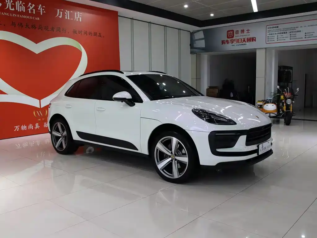PORSCHE MACAN