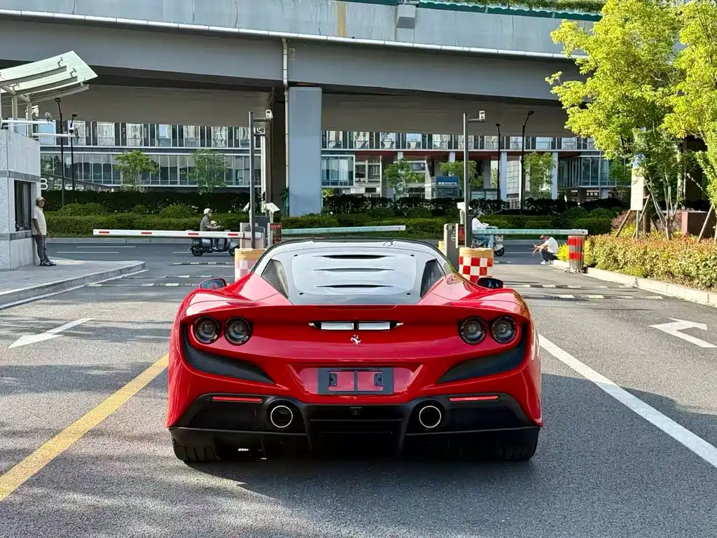 FERRARI F8