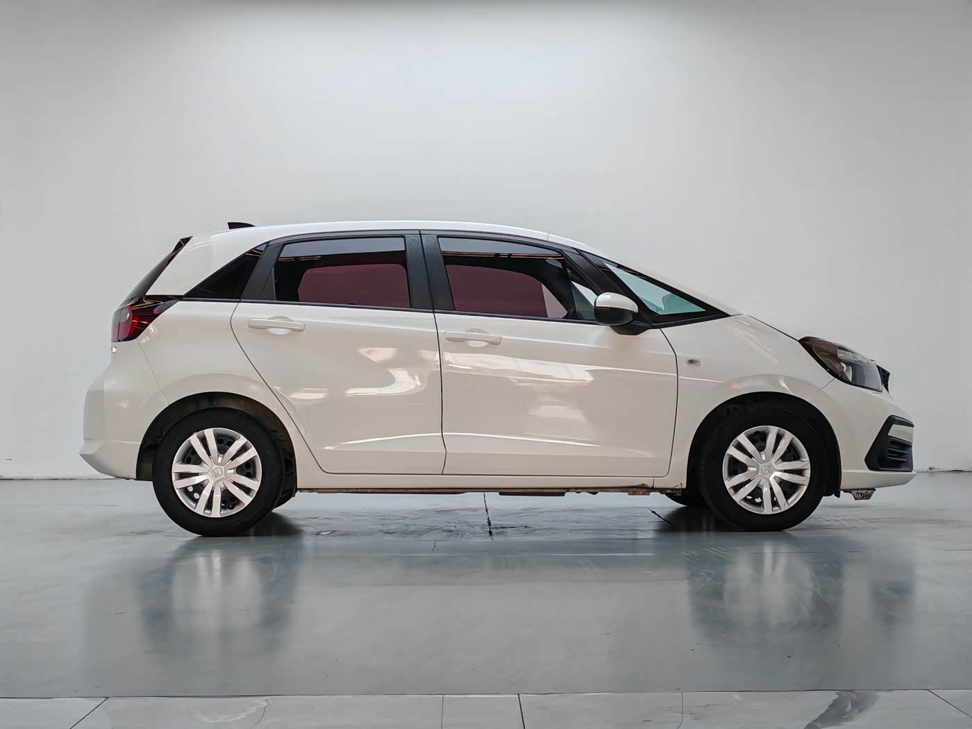 Honda Fit 1.5 л 2022 г. Белый, пробег 50000 км