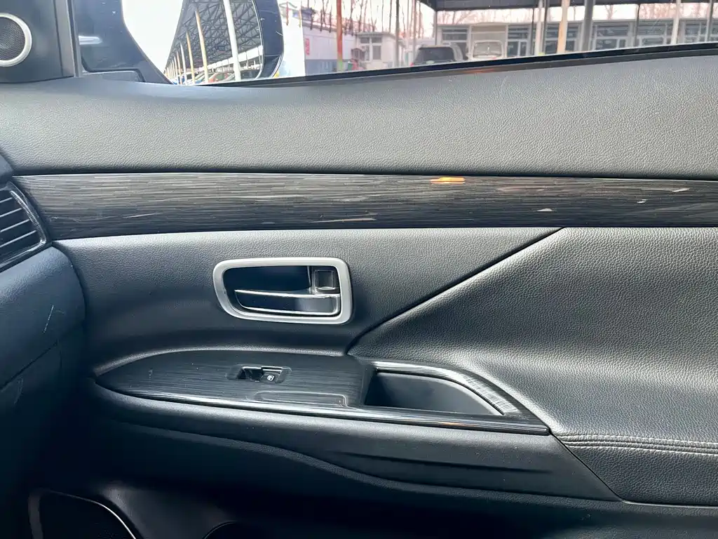 MITSUBISHI OUTLANDER