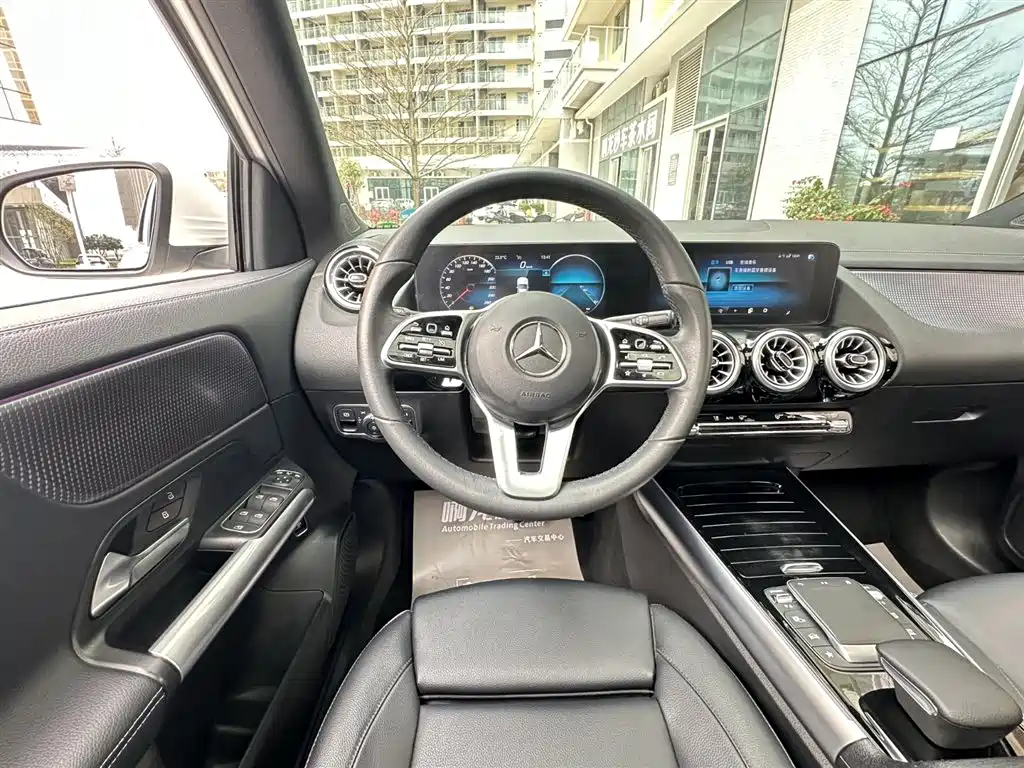 MERCEDES-BENZ GLA