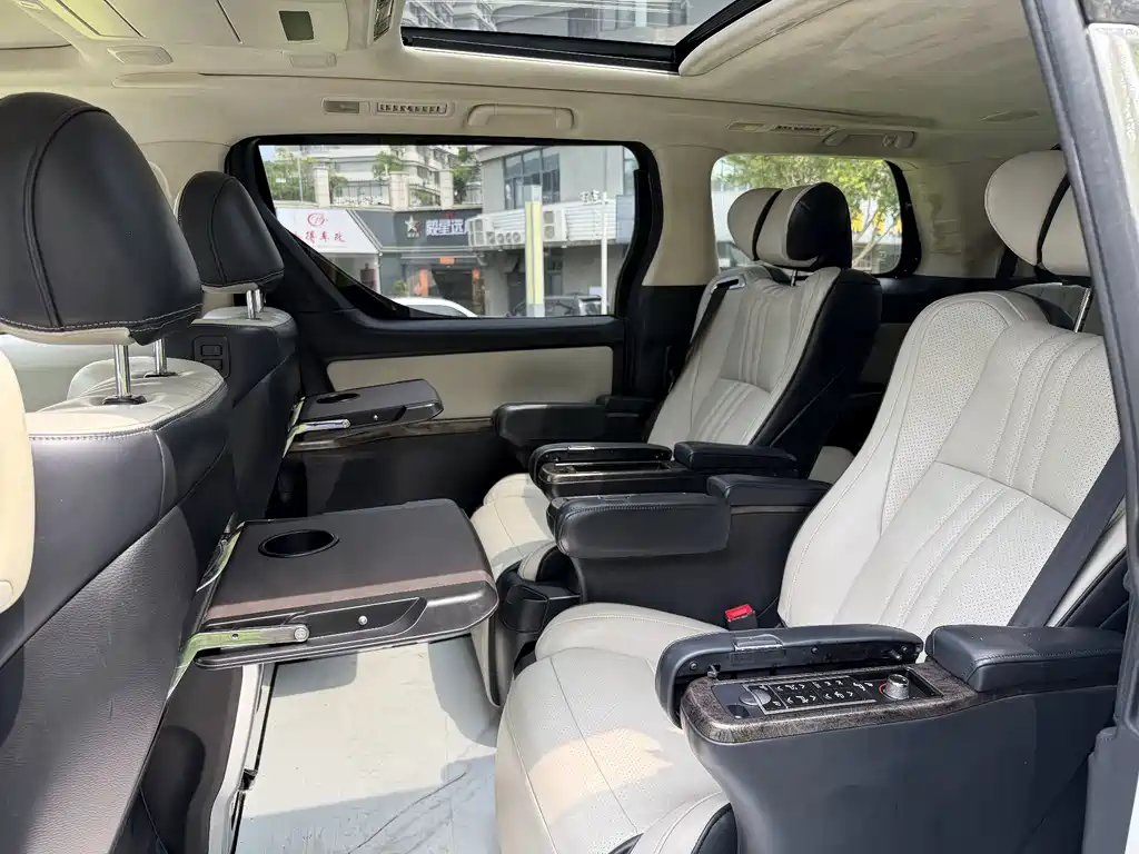 Toyota Alphard — миниатюра 12