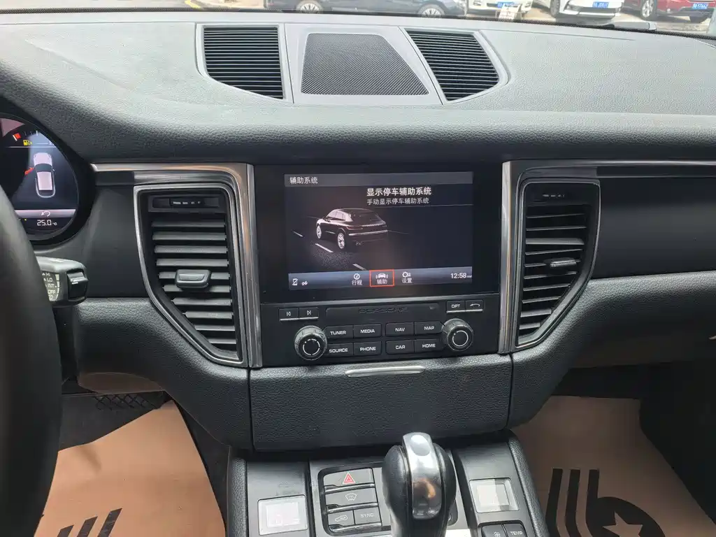 Porsche Macan — миниатюра 9