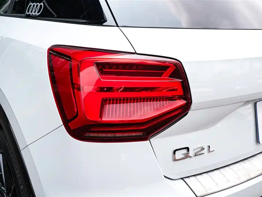 Audi Q2L - фото 21