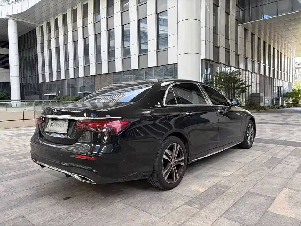 Mercedes-Benz E-Class — миниатюра 7