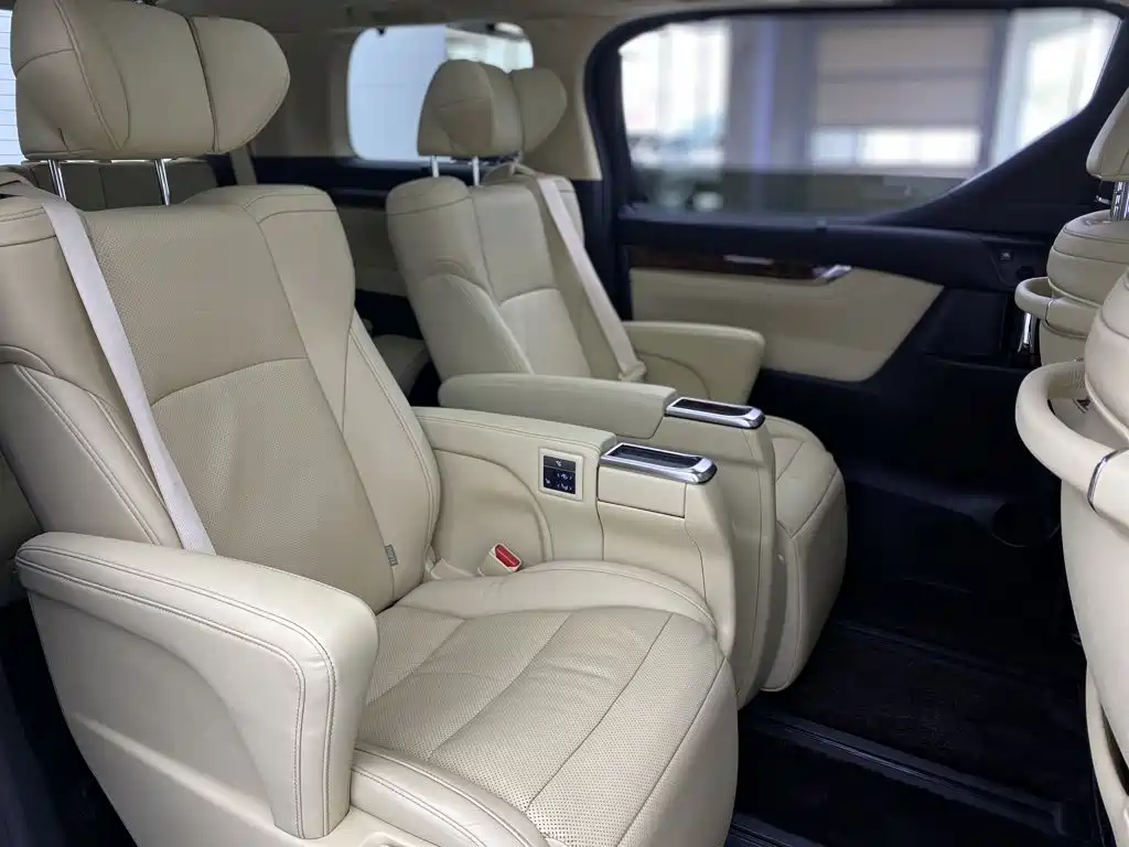 Toyota Alphard — миниатюра 30