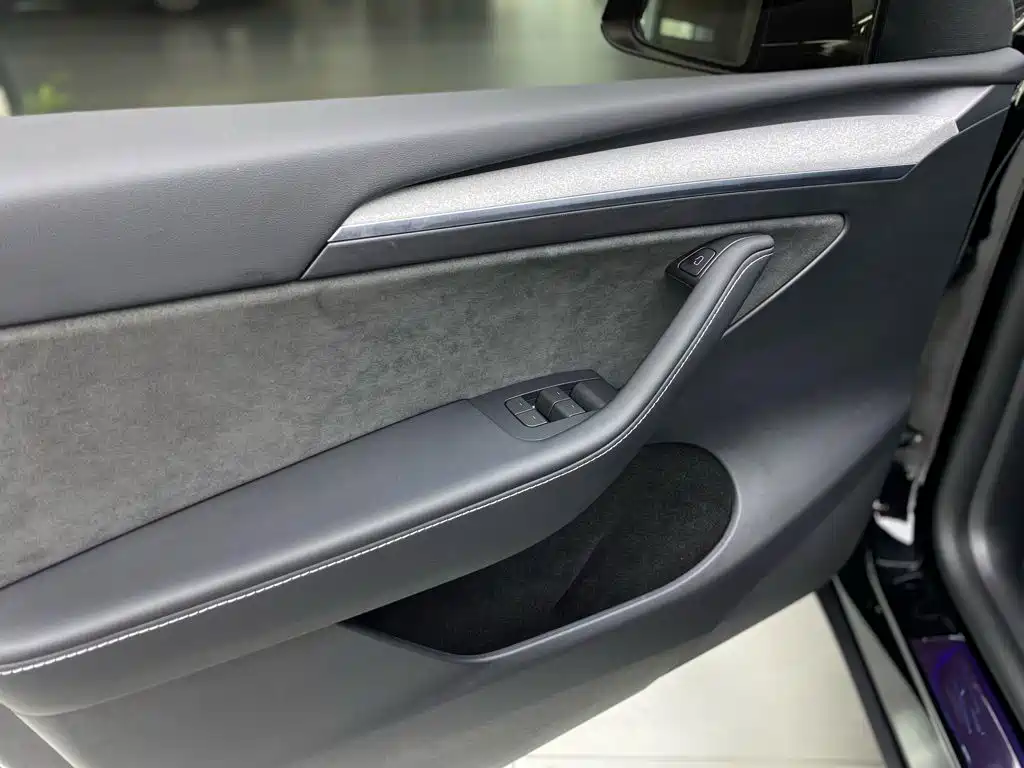 Tesla Model Y — миниатюра 16