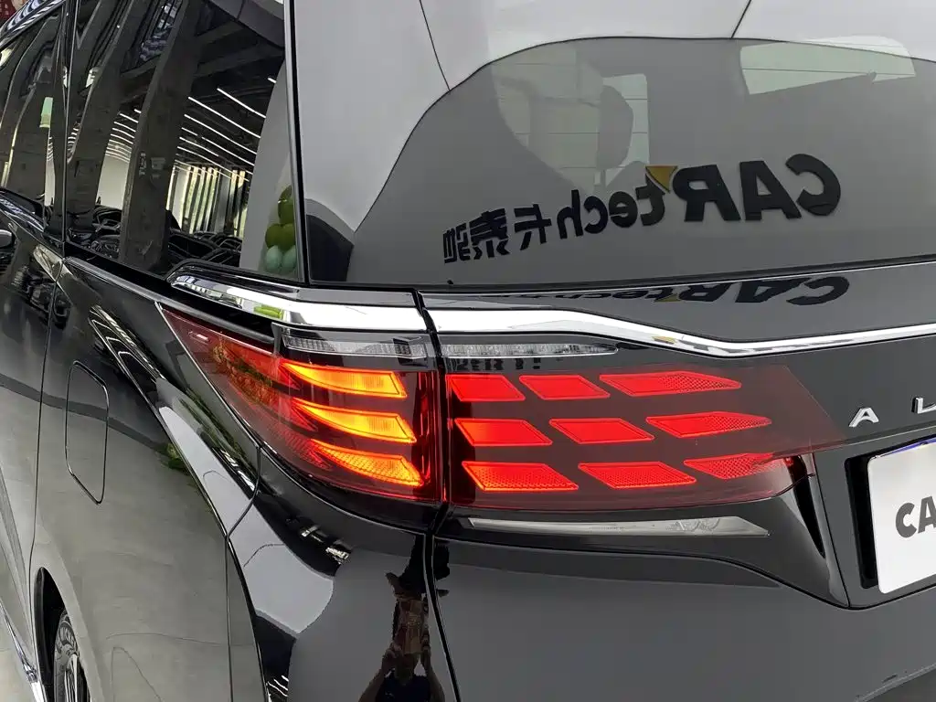 Toyota Alphard — миниатюра 6