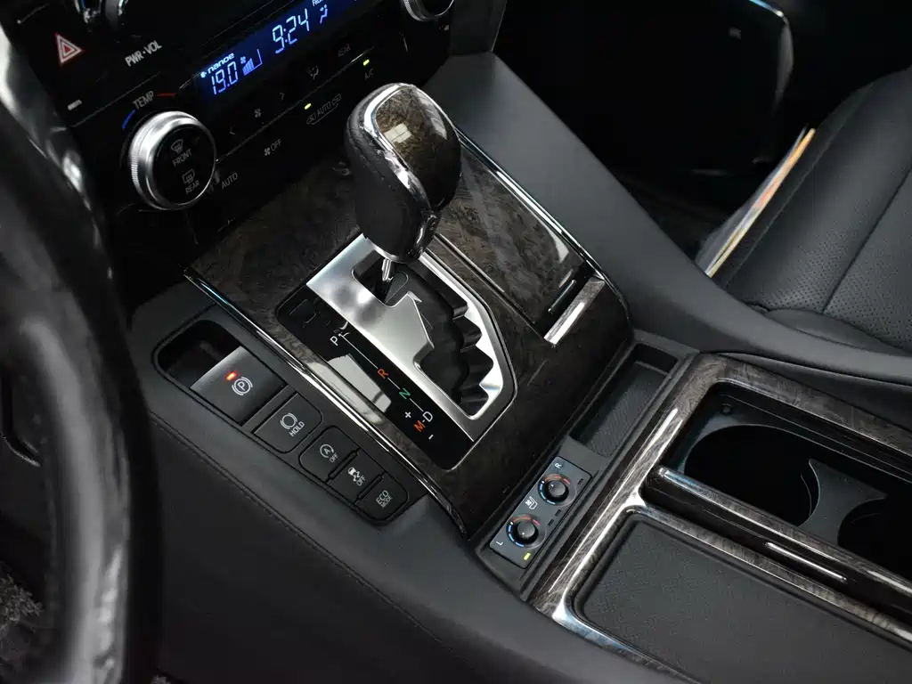 Toyota Alphard — миниатюра 12