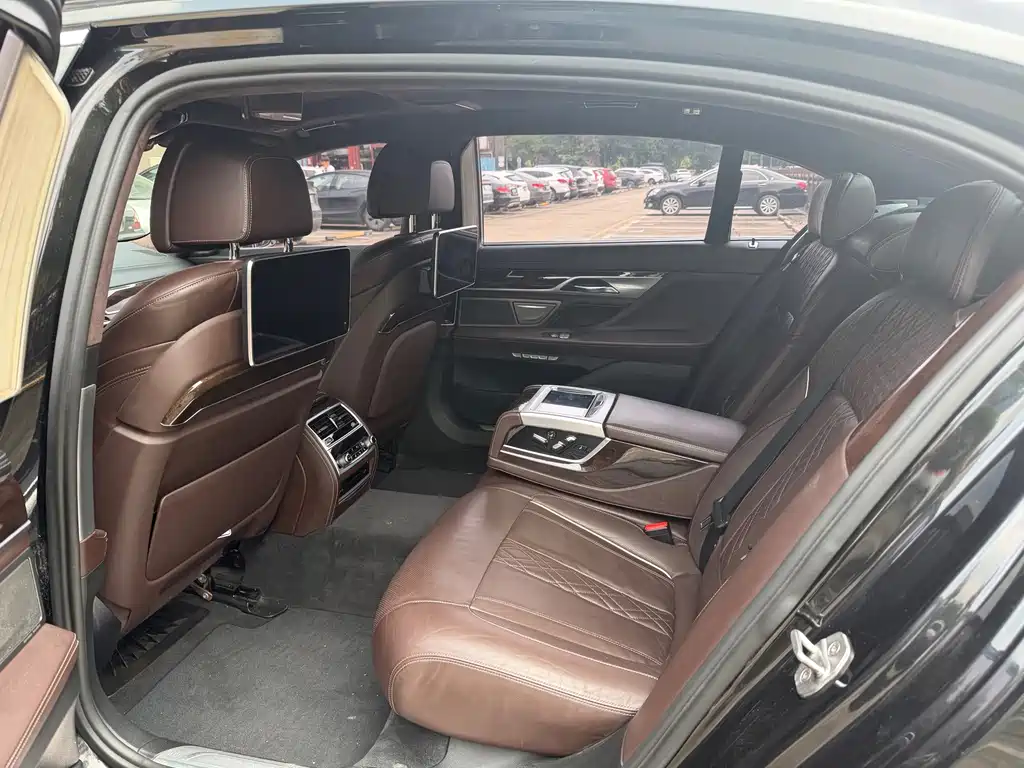 BMW 7 Series — миниатюра 4