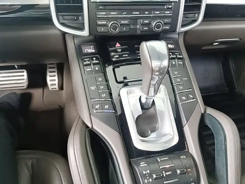 Porsche Cayenne — миниатюра 14