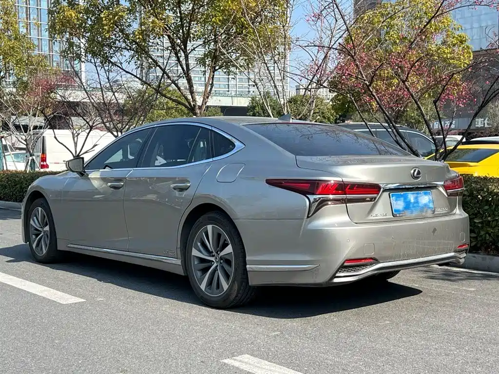 LEXUS LS