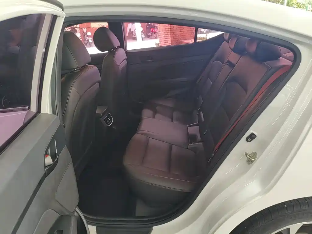 Hyundai Elantra — миниатюра 11