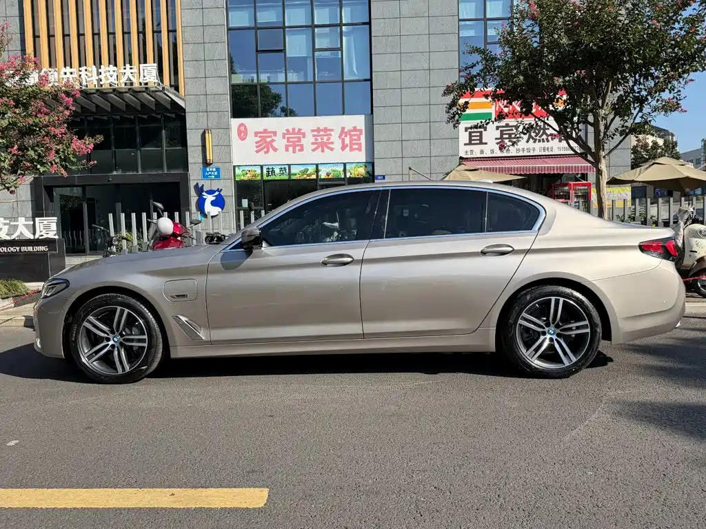 BMW 5 Series New Energy — миниатюра 3