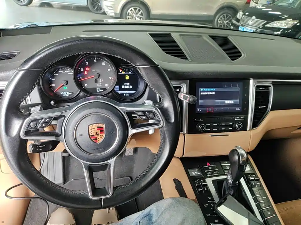 Porsche Macan — миниатюра 10