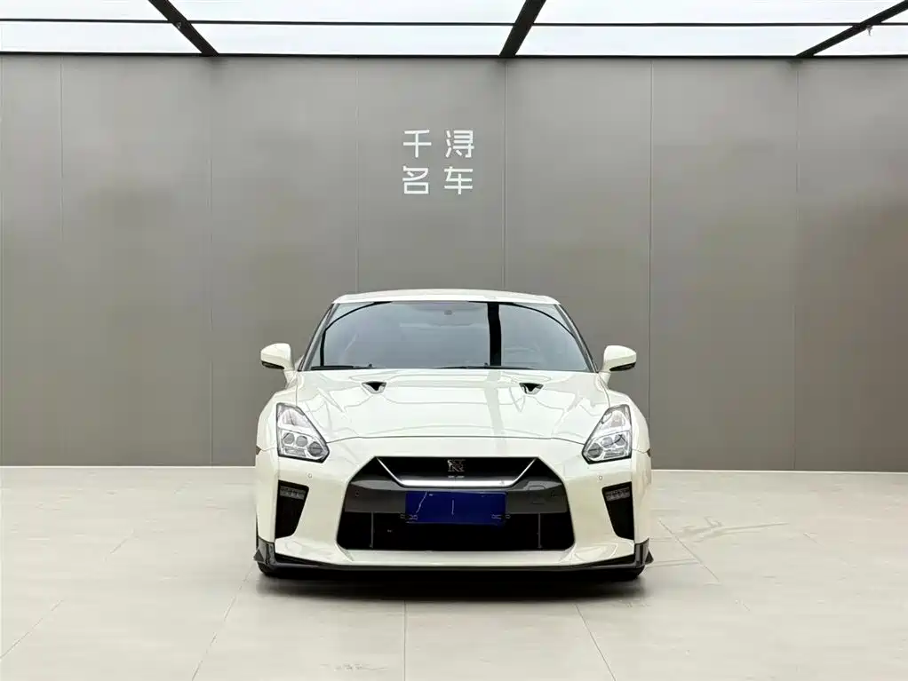 NISSAN GT R