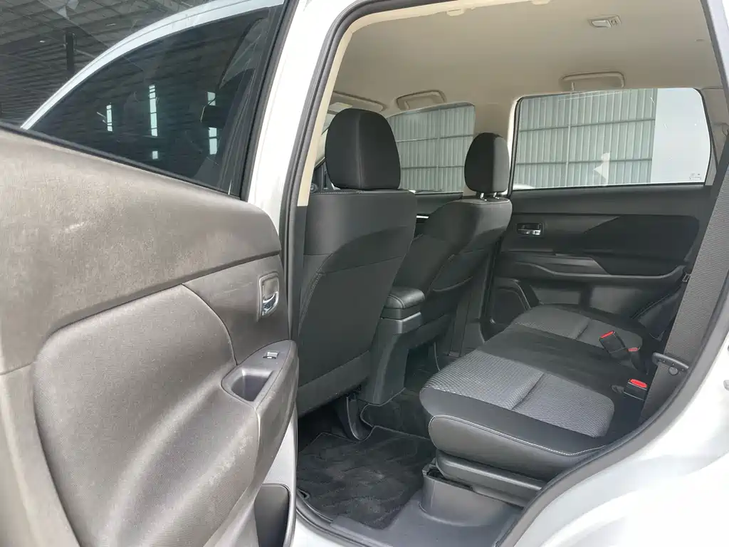 MITSUBISHI OUTLANDER