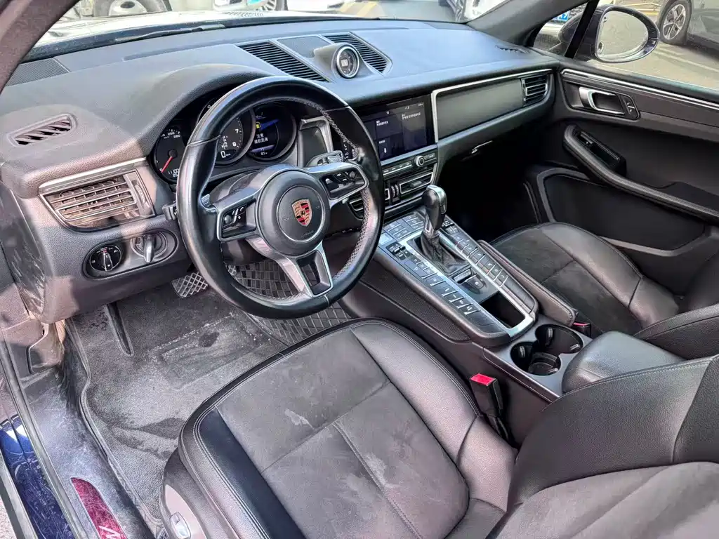 PORSCHE MACAN