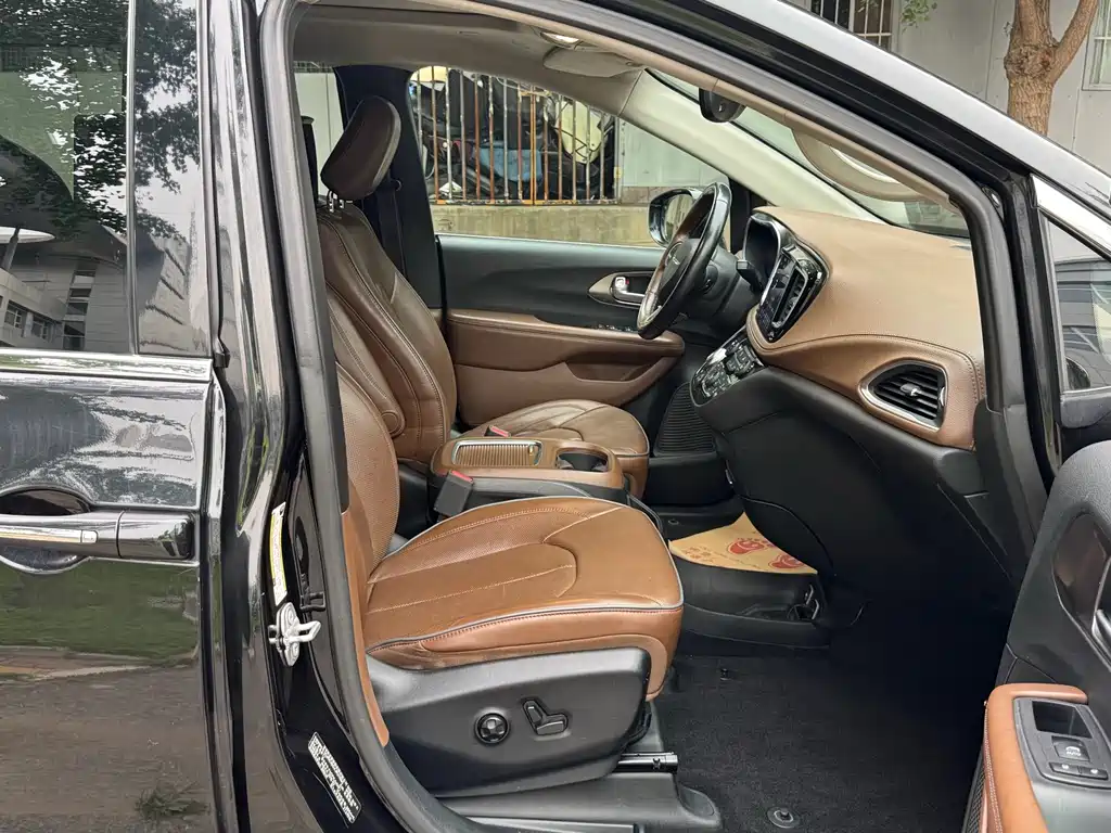 Chrysler Grand Voyager (Import) — миниатюра 18