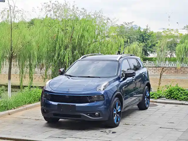 2019 Lynk & Co 01