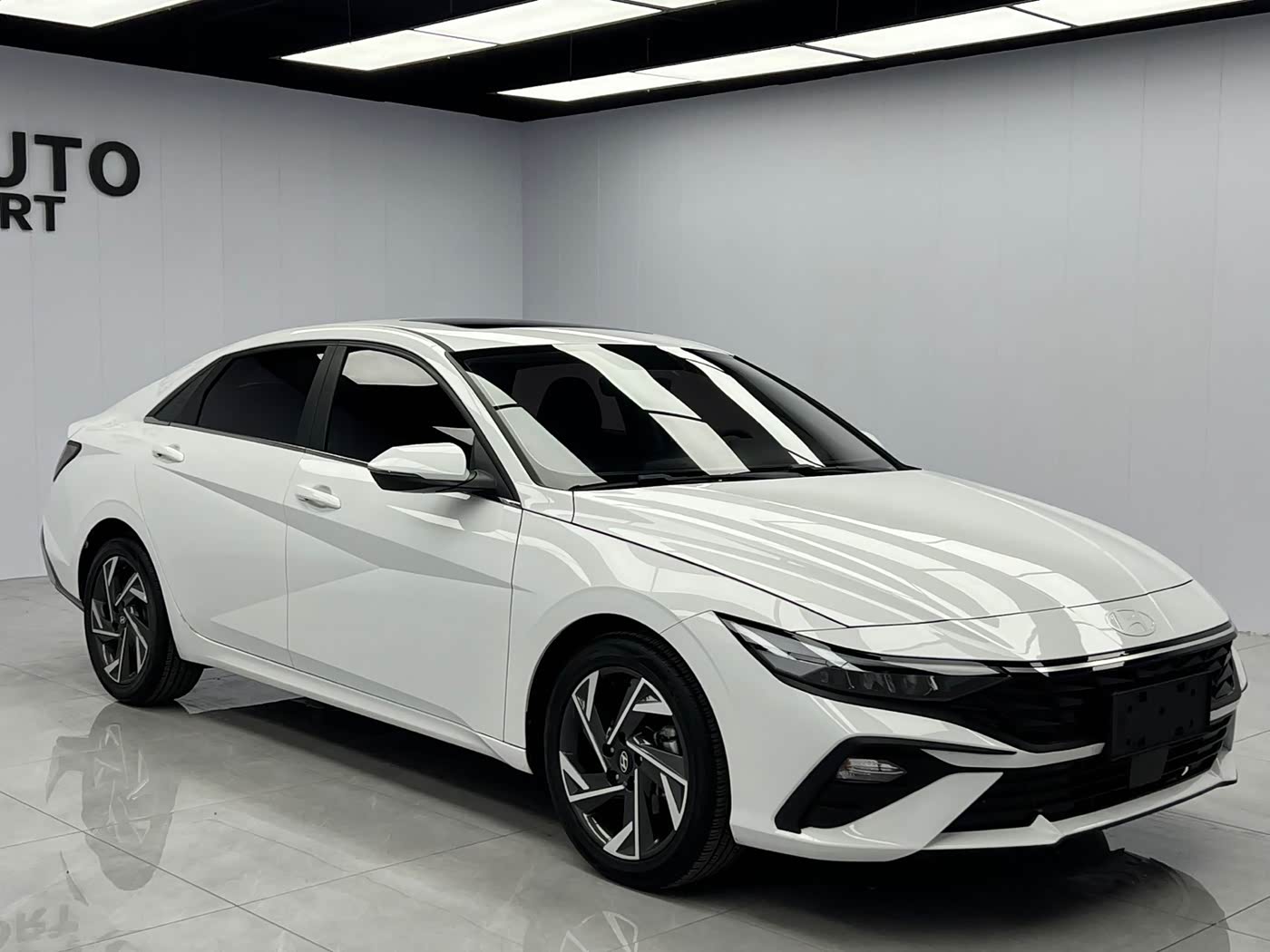 Hyundai Elantra 1.5 л 2023 г. Белый, пробег 4000 км