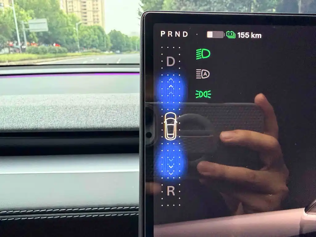 Tesla Model Y — миниатюра 17