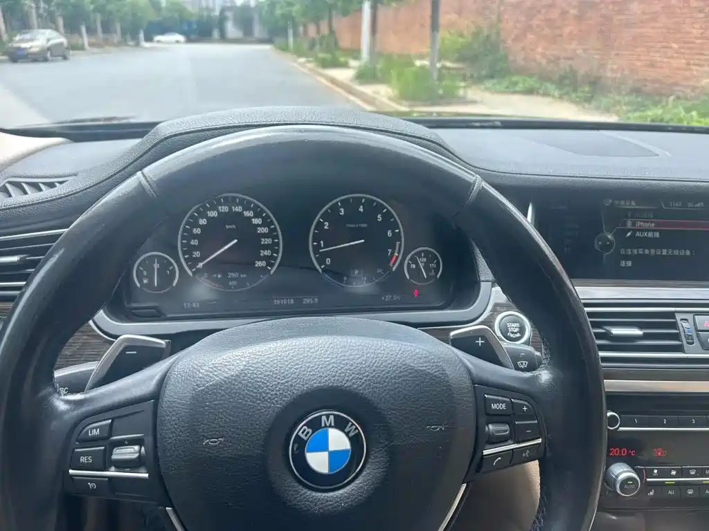 BMW 7 Series — миниатюра 4