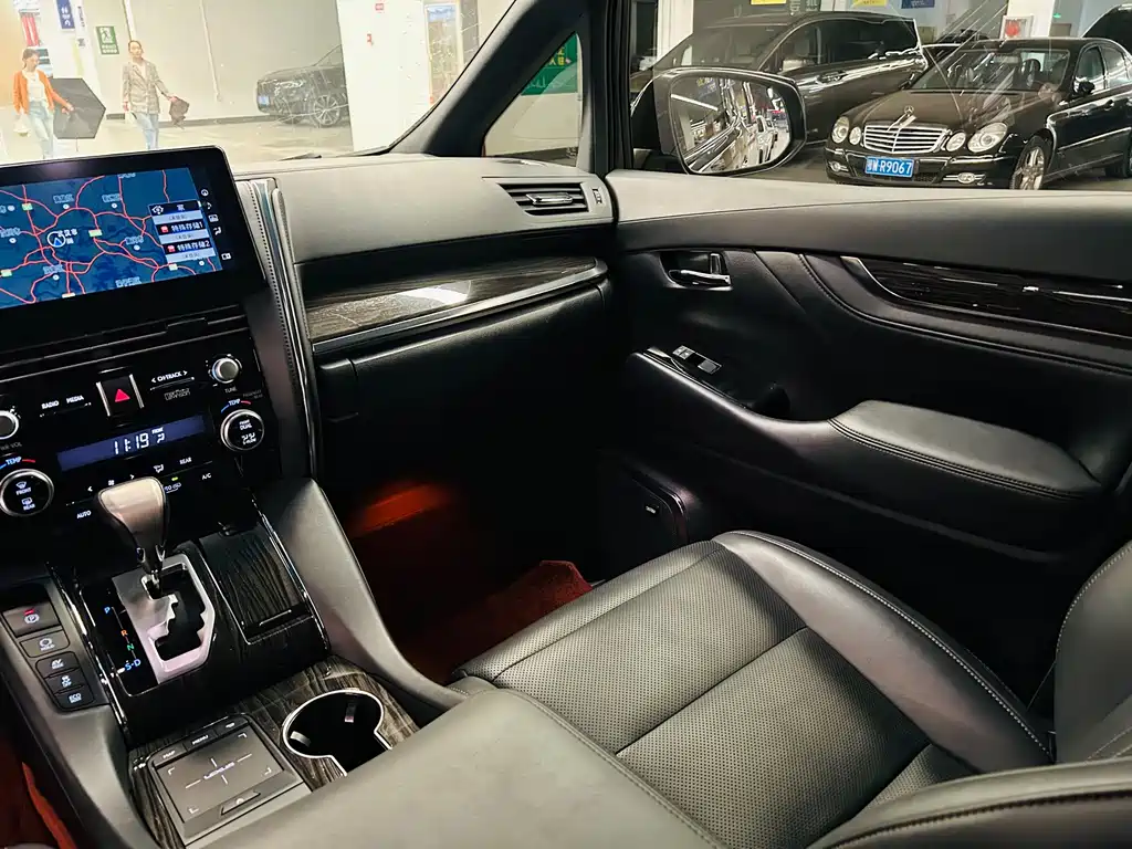Lexus LM — миниатюра 19