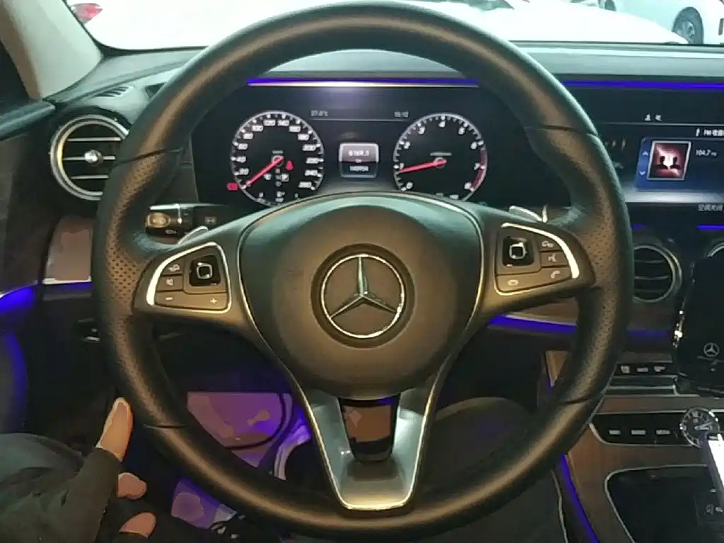 Mercedes-Benz E-Class — миниатюра 11