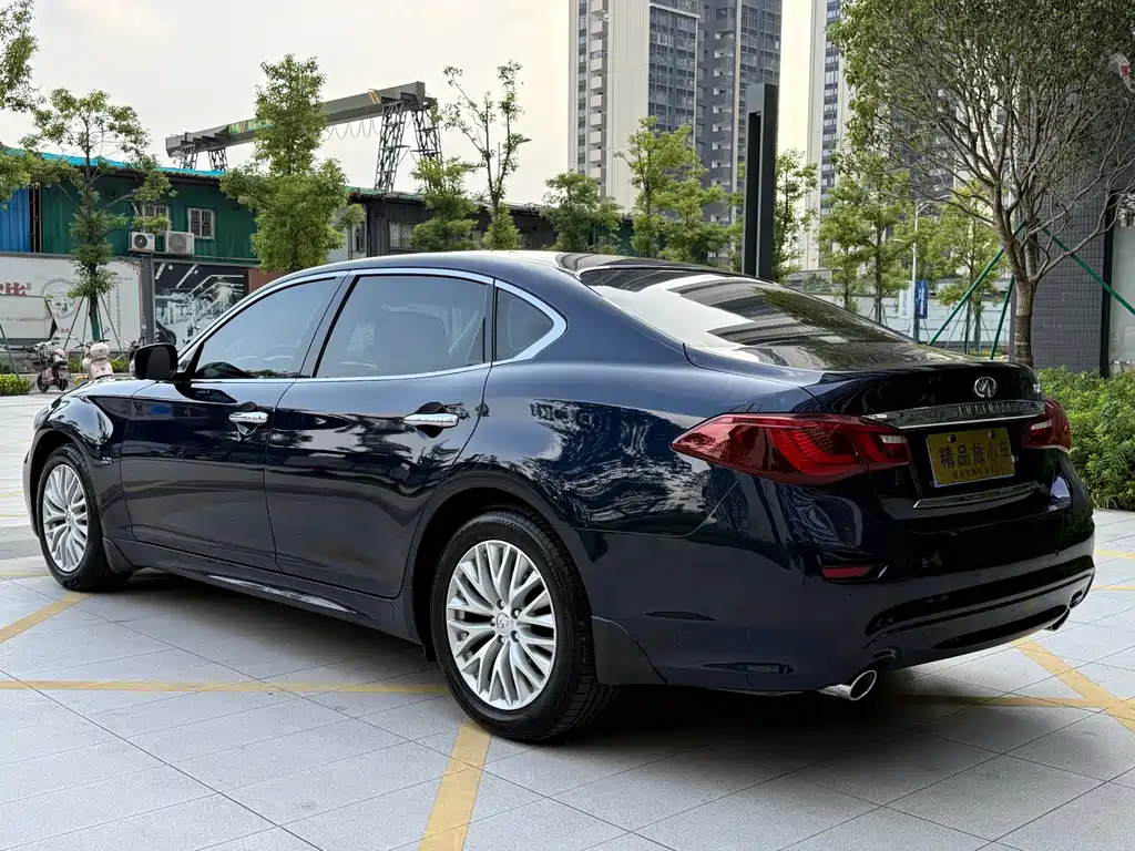 INFINITI  Q70