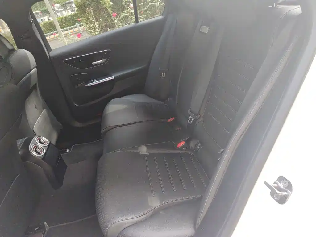 Mercedes-Benz C-Class — миниатюра 13