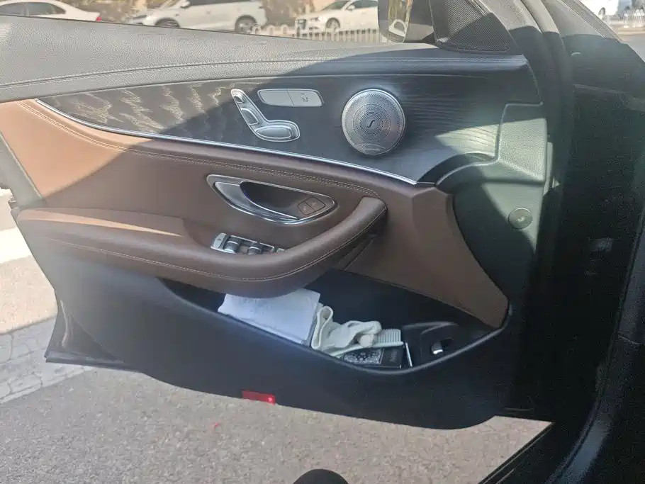 Mercedes-Benz E-Class — миниатюра 7