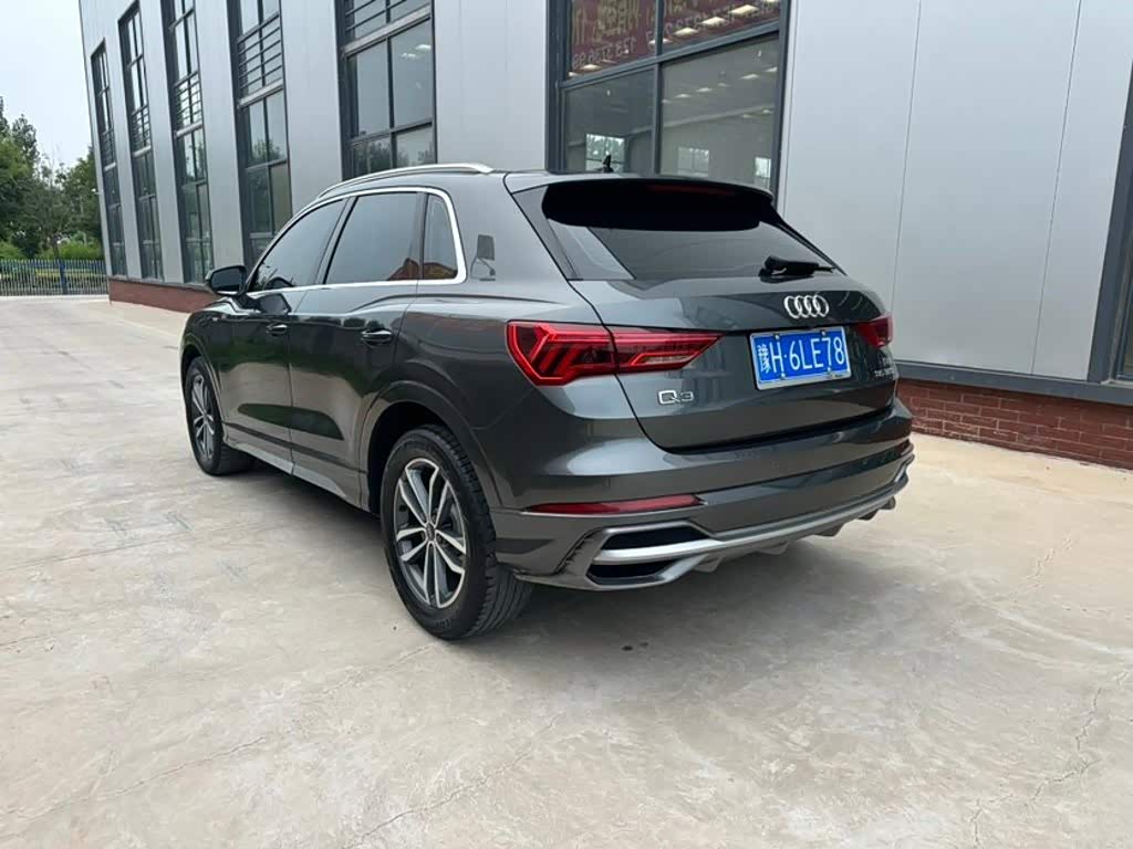 Audi Q3 1.4 л 2023 г. Серебристо-серый, пробег 28000 км