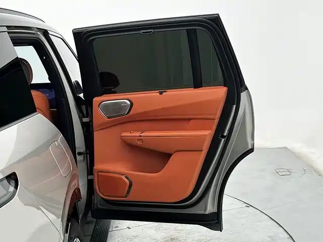 Lynk & Co 900 — миниатюра 13