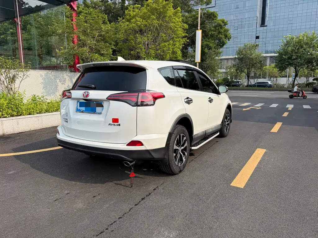 Toyota RAV4 — миниатюра 6