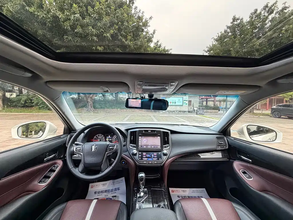 Toyota Crown — миниатюра 10