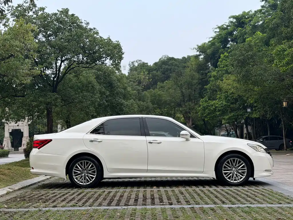 Toyota Crown — миниатюра 4