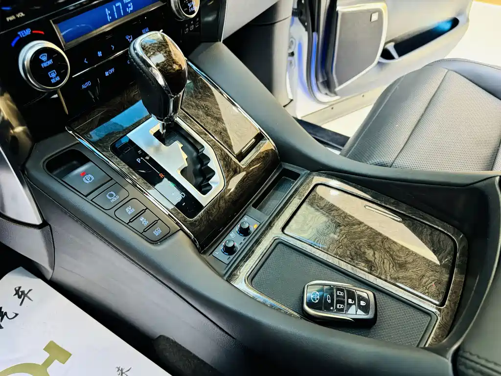 Toyota Alphard - фото 5