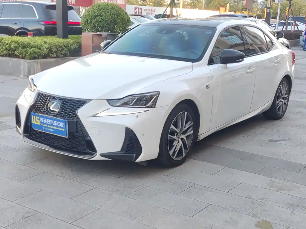 Lexus IS 2019