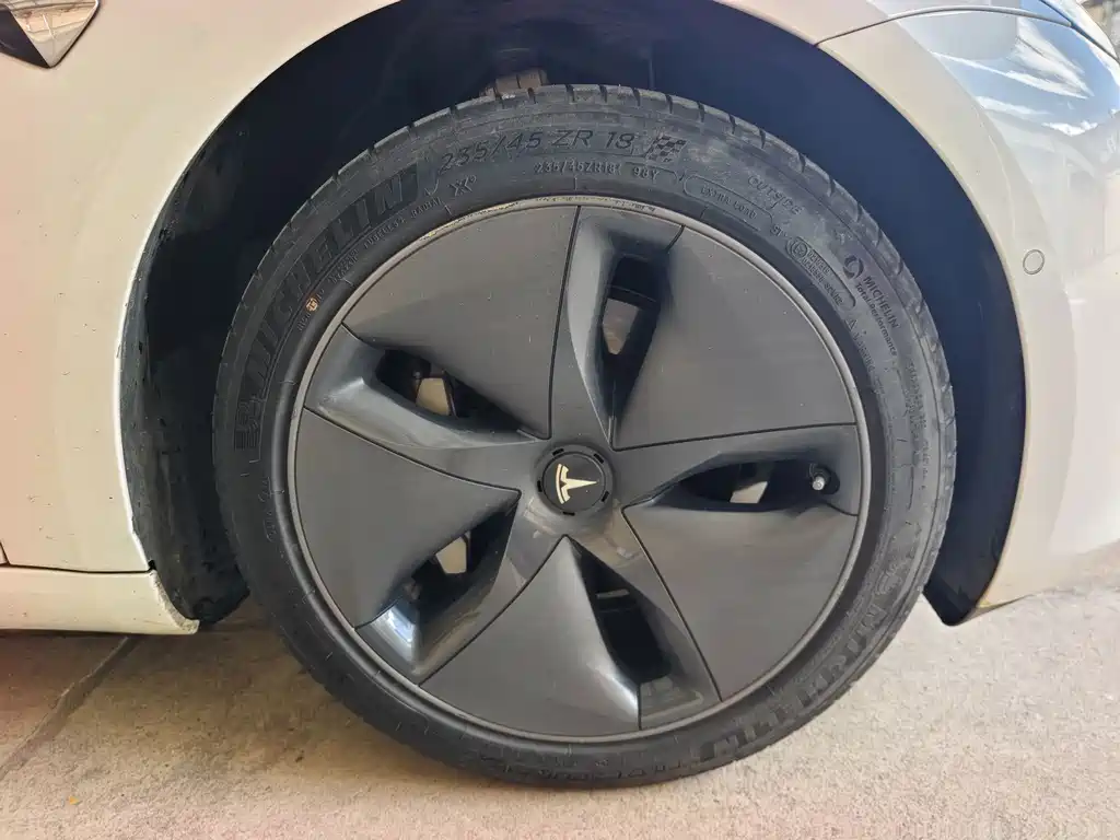 Tesla Model 3 — миниатюра 6
